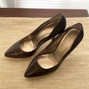 BCBG brown pump
